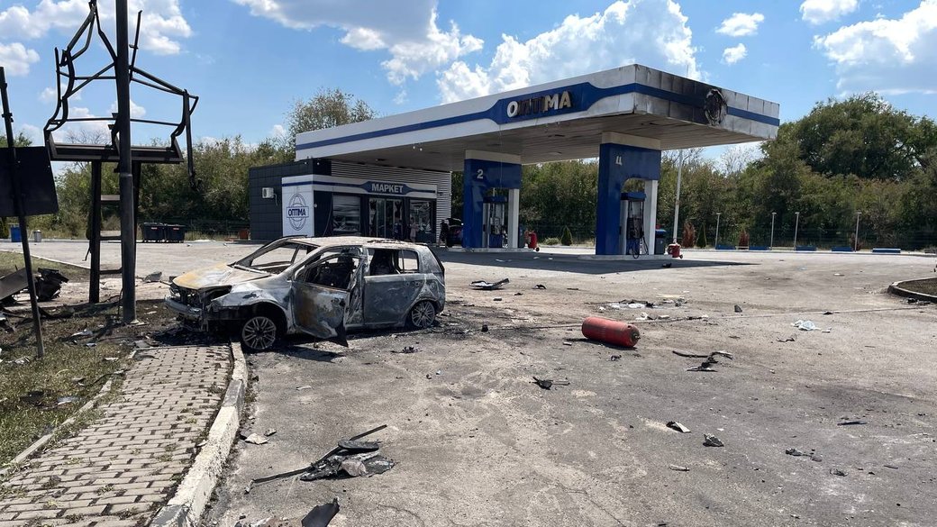 Зруйнована АЗС в Україні Автомобіль заправляють пальним на автозаправній станції