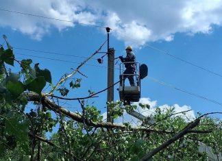 Після негоди на Київщині без світла залишаються понад 18 тисяч сімей Працівники ліквідовують наслідки негоди на Київщині