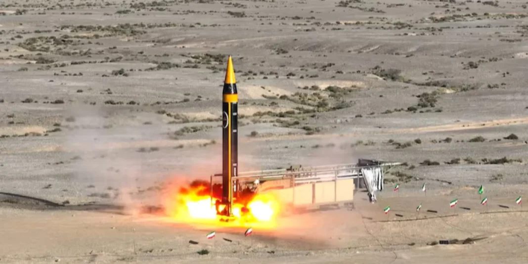 A missile with a range of 15,000 km could reach the US. Abdolnabi Musavifard, the leader of Friday prayers in Ahvaz, spoke of a possible increase in the range of Iranian missiles. He made the statement on 7 August during a sermon. According to the cleric, Iran is allegedly preparing to develop weapons with a range of up to 15,000 kilometres. He linked this to the possibility of striking deep into the territory of the United States. Musavifard’s statement has been reported by Iran International and the Times of India. However, Musavifard is not a representative of the Iranian Ministry of Defence or the Islamic Revolutionary Guard Corps. Therefore, his remarks cannot be regarded as an official announcement of a new missile programme. The Iranian military has not confirmed the development As of 11 August, Iranian state and military bodies had not reported the creation of a missile with the claimed range. There is also no information regarding its name, design, engine type, warhead or any tests carried out. Iran’s known ballistic missiles have a significantly shorter range. The claimed range of the «Khorramshahr» family of systems is around 2,000 kilometres. This is sufficient to strike targets in the Middle East and parts of Europe, but not on US territory. Consequently, a missile with a range of 15,000 kilometres would have to be approximately seven times greater than the range of Iran’s best-known combat systems. This would constitute an intercontinental ballistic missile. Ballistic missiles with a range exceeding 5,500 kilometres are classified as intercontinental. Developing a system with a range of 15,000 kilometres would require a significant technological breakthrough from Iran. Such a weapon would require powerful multi-stage engines, a warhead capable of withstanding extremely high temperatures, a precise guidance system, and the technology to traverse the atmosphere at intercontinental speeds. Iran has a space programme and experience in launching multi-stage launch vehicles. Certain technologies from such launch vehicles could be utilised in the development of intercontinental systems; however, this does not confirm the existence of a ready-to-use combat missile. Iran may draw on North Korea’s experience. Iran’s missile programme has historically developed with the involvement of foreign technologies. In particular, the Shahab-3 missile was developed on the basis of the North Korean Nodong. The US Defence Intelligence Agency has previously reported on cooperation between Iran and North Korea in the field of ballistic missiles. North Korea has already tested intercontinental systems capable, in theory, of reaching US territory. Experts therefore do not rule out the possibility that Iran could utilise North Korean expertise for its future missile. At the same time, there is currently no evidence that Tehran has been provided with ready-made technology for a missile with a range of 15,000 kilometres. For the time being, Musavi-Fard’s statement remains a political threat rather than confirmation that Iran possesses an intercontinental missile. To assess its actual capabilities, official data, test results or independent satellite observations are required.