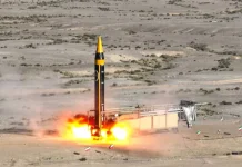 В Ірані заговорили про ракету, здатну досягти США Ракета дальністю 15 000 км могла б досягти США Про ймовірне збільшення дальності іранських ракет заявив Абдольнабі Мусавіфард — керівник п’ятничної молитви у місті Ахваз. Відповідну заяву він зробив 7 серпня під час проповіді. За словами клірика, Іран нібито готується створити засоби ураження з дальністю до 15 тисяч кілометрів. Він пов’язав це з можливістю завдавати ударів углиб території Сполучених Штатів. Заяву Мусавіфарда наводять Iran International та Times of India. Водночас Мусавіфард не є представником Міністерства оборони Ірану або Корпусу вартових ісламської революції. Тому його слова не можна вважати офіційним оголошенням нової ракетної програми. Військові Ірану не підтвердили розробку Станом на 11 серпня іранські державні та військові структури не повідомляли про створення ракети із заявленою дальністю. Також немає інформації про її назву, конструкцію, тип двигуна, бойову частину або проведені випробування. Відомі іранські балістичні ракети мають значно менший радіус дії. Заявлена дальність систем сімейства «Хорремшехр» становить близько 2 тисяч кілометрів. Цього достатньо для ураження цілей на Близькому Сході та в окремих частинах Європи, але не на території США. Отже, ракета на 15 тисяч кілометрів мала б приблизно у сім разів перевищувати дальність найвідоміших іранських бойових систем. Йшлося б про міжконтинентальну балістичну ракету Балістичні ракети дальністю понад 5,5 тисячі кілометрів належать до класу міжконтинентальних. Створення системи з показником 15 тисяч кілометрів вимагало б від Ірану значного технологічного прориву. Для такої зброї необхідні потужні багатоступеневі двигуни, стійка до надвисоких температур головна частина, точна система наведення та технології проходження атмосфери на міжконтинентальній швидкості. Іран має космічну програму та досвід запуску багатоступеневих ракет-носіїв. Окремі технології таких носіїв можуть використовуватися під час розробки міжконтинентальних систем, проте це не підтверджує наявність готової бойової ракети. Іран може використовувати досвід КНДР Іранська ракетна програма історично розвивалася за участю іноземних технологій. Зокрема, ракета Shahab-3 створювалася на основі північнокорейської Nodong. Американське Агентство військової розвідки раніше повідомляло про співпрацю Ірану та КНДР у сфері балістичних ракет. Північна Корея вже випробувала міжконтинентальні системи, здатні теоретично досягати території США. Тому експерти не виключають, що для майбутньої ракети Іран міг би використати північнокорейські напрацювання. Водночас доказів передавання Тегерану готової технології ракети дальністю 15 тисяч кілометрів наразі немає. Поки заява Мусавіфарда залишається політичною погрозою, а не підтвердженням наявності в Ірану міжконтинентальної ракети. Для оцінки реальних можливостей необхідні офіційні дані, випробування або незалежні супутникові спостереження.