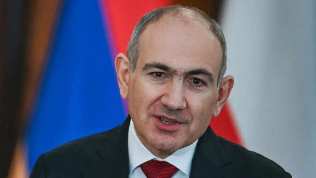 Нікол Пашинян Нікол Пашинян під час публічного заходу
