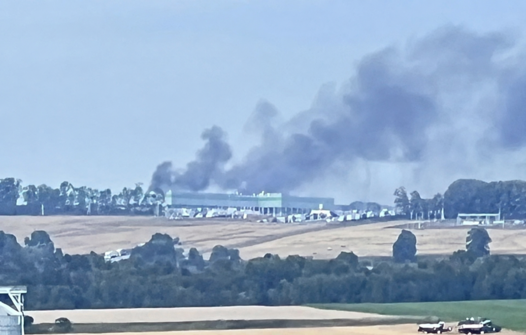 Дим над великим логістичним комплексом у Чишминському районі Башкортостану Густий дим над великим логістичним комплексом у Чишминському районі Башкортостану