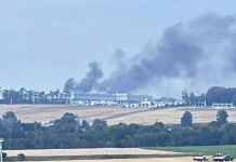 У Башкортостані після ураження загорівся логістичний хаб Густий дим над великим логістичним комплексом у Чишминському районі Башкортостану
