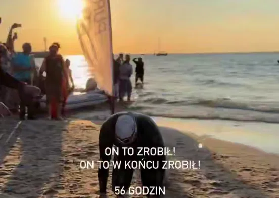 Бартломей Кубковський після фінішу запливу через Балтійське море в Дзивнуві