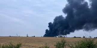 A Sandora warehouse is on fire in the Mykolaiv region following an attack by the Russian Federation Thick black smoke rises above the scene of a fire at a warehouse in the Mykolaiv district following a Russian attack