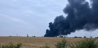 Густий чорний дим над місцем пожежі на складі в Миколаївському районі після російської атаки