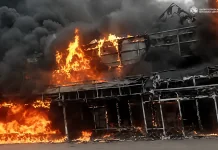 Пожежа в будівельному гіпермаркеті Павлограда після російського удару