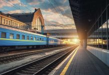 Приміський електропоїзд на залізничній станції
