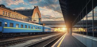 Following the shelling of the Kyiv region, commuter trains to Kyiv are being held up A commuter train at the railway station