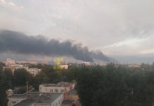 Дрони атакували Новокуйбишевський НПЗ у Росії, на заводі пожежа Густий чорний дим над Новокуйбишевським нафтопереробним заводом після атаки дронів