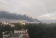 Дрони атакували Новокуйбишевський НПЗ у Росії, на заводі пожежа Густий чорний дим над Новокуйбишевським нафтопереробним заводом після атаки дронів