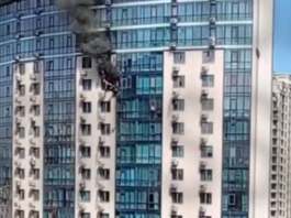 Російський «Шахед» влучив у багатоповерхівку в Одесі Дим із багатоповерхівки в Аркадії після влучання «Шахеда»