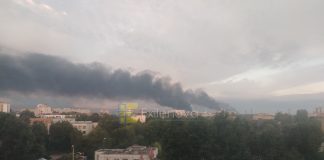 Густий чорний дим над Новокуйбишевським нафтопереробним заводом після атаки дронів