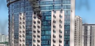 Російський «Шахед» влучив у багатоповерхівку в Одесі Дим із багатоповерхівки в Аркадії після влучання «Шахеда»