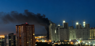 Massive attack on Moscow: hundreds of UAVs were breaking through towards the Russian capital Дим після атаки безпілотників у Московській області