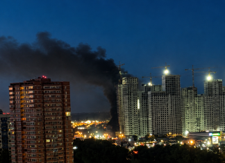 Масована атака на Москву: сотні БпЛА проривалися до російської столиці Дим після атаки безпілотників у Московській області