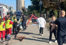 У Києві Volkswagen після ДТП з автобусом влетів у зупинку: є загиблі Пошкоджена зупинка громадського транспорту після ДТП на Чоколівському бульварі в Києві