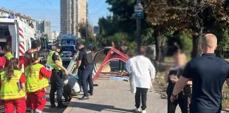У Києві Volkswagen після ДТП з автобусом влетів у зупинку: є загиблі Пошкоджена зупинка громадського транспорту після ДТП на Чоколівському бульварі в Києві