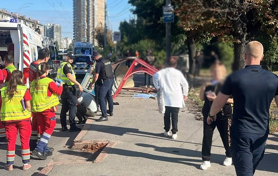 Пошкоджена зупинка Пошкоджена зупинка громадського транспорту після ДТП на Чоколівському бульварі в Києві