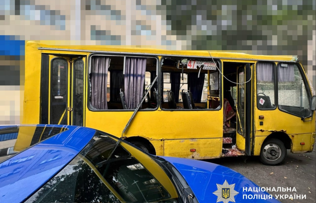 Маршрутний автобус у Херсоні Маршрутний автобус у Херсоні після атаки російського дрона