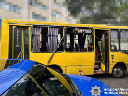Російський дрон атакував автобус у Херсоні: загинули чотири людини Маршрутний автобус у Херсоні після атаки російського дрона