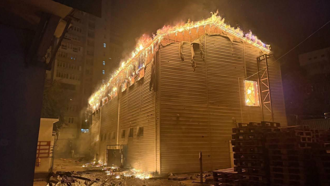 Fire in a building in Kyiv Fire in a building in Kyiv following a massive Russian attack