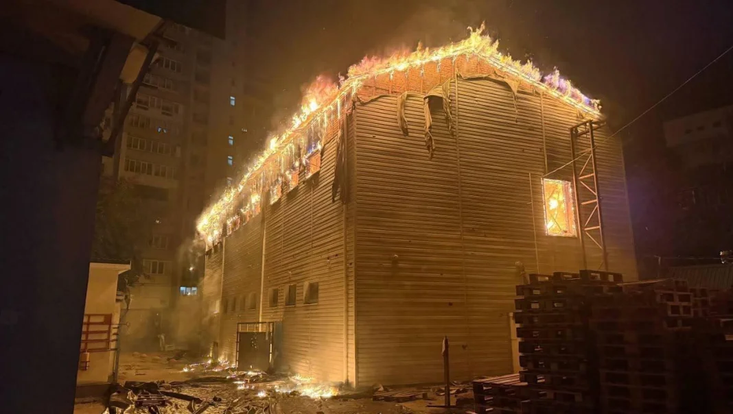 Пожежа в будівлі в Києві Пожежа в будівлі у Києві після масованої російської атаки
