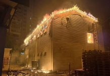 Пожежа в будівлі у Києві після масованої російської атаки