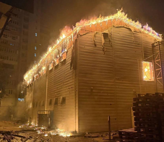 Пожежа в будівлі у Києві після масованої російської атаки