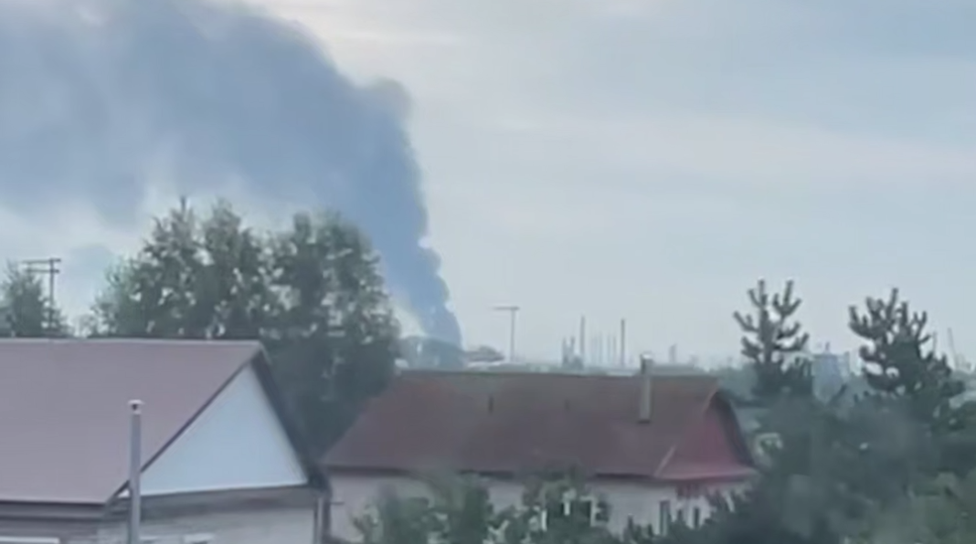 Дим над промисловою забудовою в Пермі Стовп диму над промисловою забудовою в Пермі після українського удару