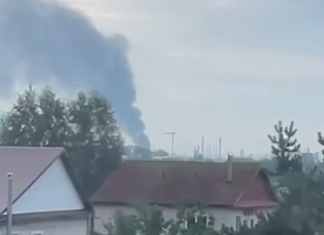 Стовп диму над промисловою забудовою в Пермі після українського удару