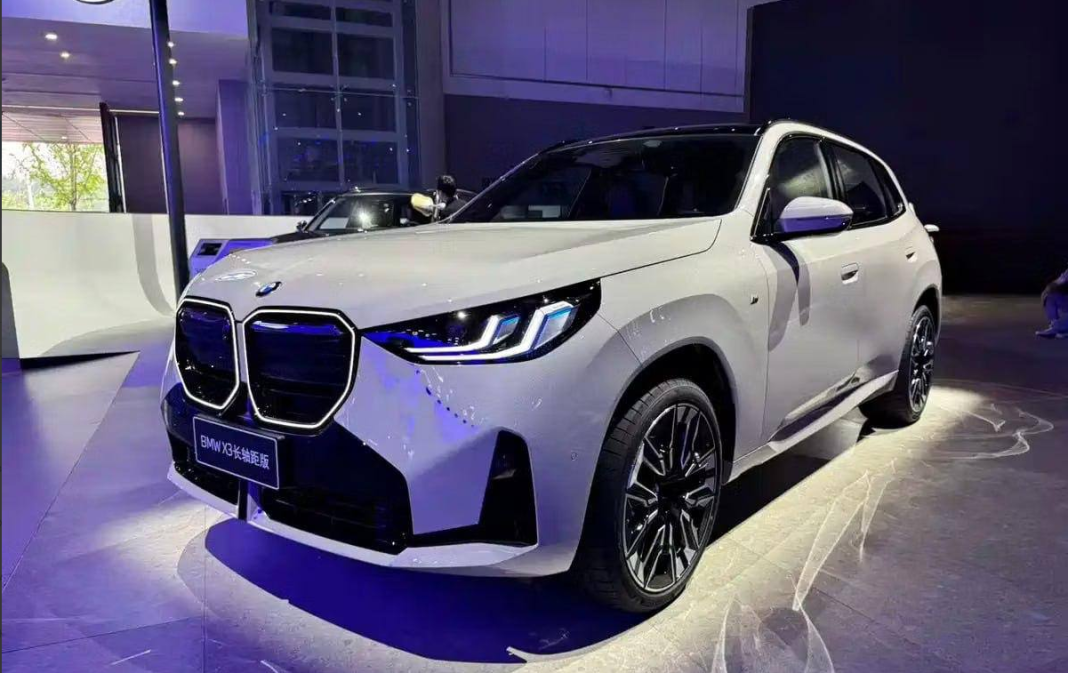 BMW X3 2027 року Оновлений BMW X3 2027 року на автосалоні в Ченду