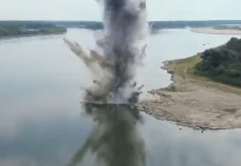 Румунія підірвала скелю на Дунаї, щоб спрямувати воду до АЕС «Чернаводе» Румунські військові проводять підривні роботи на Дунаї біля скелі Пиржоая