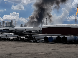 Стовп чорного диму над територією Амурського газохімічного комплексу