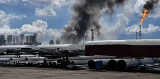На Амурському ГХК загорілася установка піролізу, персонал евакуювали Стовп чорного диму над територією Амурського газохімічного комплексу