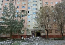 Пошкоджений багатоквартирний будинок у Краматорську після російського авіаудару