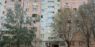 Пошкоджений багатоквартирний будинок у Краматорську після російського авіаудару