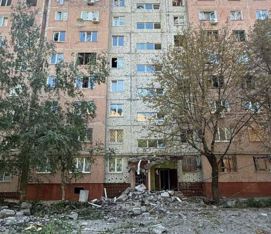 Russia struck Kramatorsk with nine aerial bombs: 19 people were injured A damaged block of flats in Kramatorsk following a Russian air strike