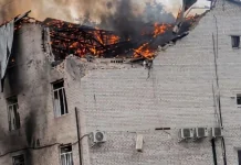 Росія двічі вдарила по бізнес-центру в Лозовій: 10 поранених Пошкоджена російським ударом будівля бізнес-центру в Лозовій