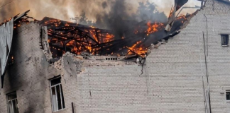 Пошкоджена російським ударом будівля бізнес-центру в Лозовій