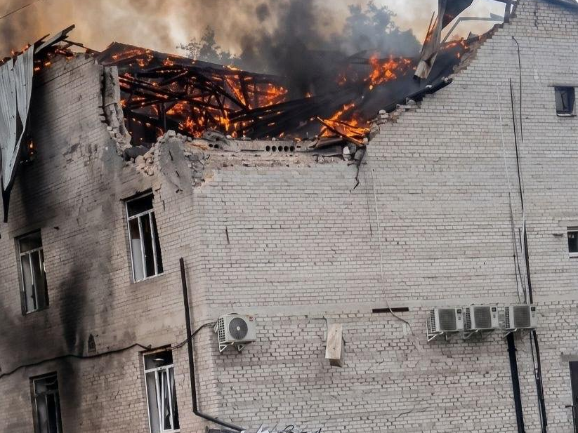 Пошкоджена будівля бізнес-центру в Лозовій Пошкоджена російським ударом будівля бізнес-центру в Лозовій