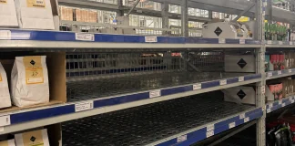 Частково порожні стелажі з товарами у гіпермаркеті METRO в Кривому Розі