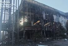 Обгорілий фасад торговельного центру в Херсоні після атаки російських дронів