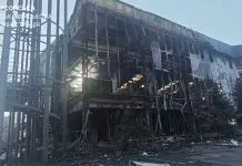 Обгорілий фасад торговельного центру в Херсоні після атаки російських дронів