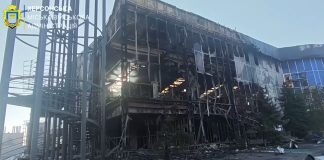 Російські дрони атакували торговельний центр у Херсоні Обгорілий фасад торговельного центру в Херсоні після атаки російських дронів