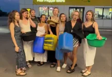 Жінки з порожніми каністрами протестують через дефіцит бензину в Хакасії