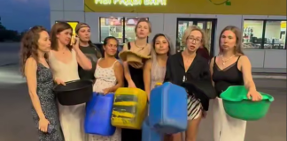 In Khakassia, women carrying petrol cans called on Putin to explain the petrol shortage Women with empty jerrycans are protesting against the petrol shortage in Khakassia