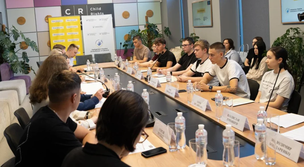 Учасники проєкту «Молодь обирає Україну» Учасники проєкту «Молодь обирає Україну» під час зустрічі в Києві