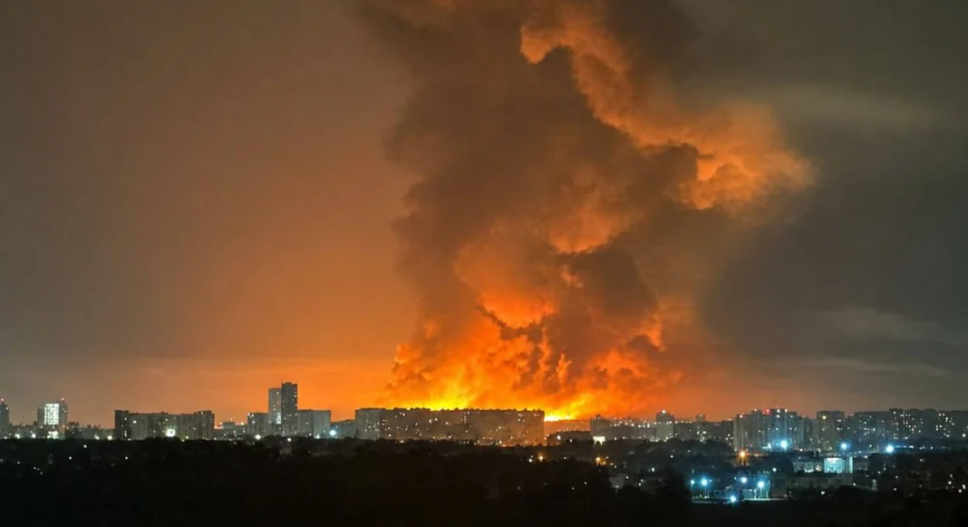 Атака на Київ 05.08.2026 Масштабна пожежа після російського удару по Києву