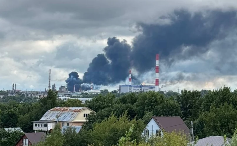 Густий чорний дим над промисловою зоною Уфи після атаки дронів
